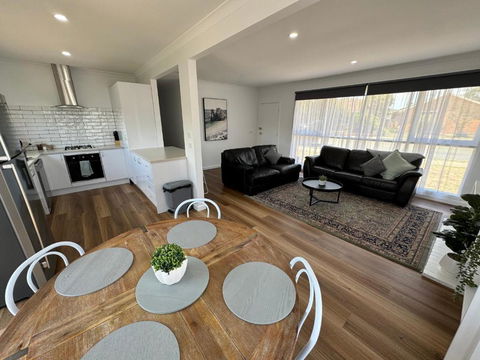 Nth Central 4BR Reno W WiFi - Hotel Gold Coast 1