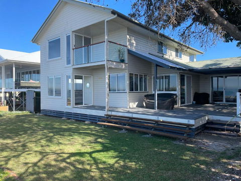 Ocean Pearl - 3 Bedroom Beachfront Property! - Hotel Gold Coast 1