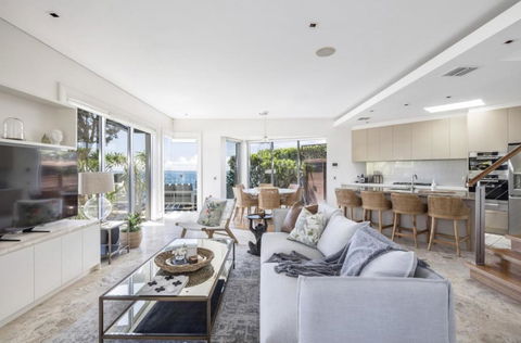 Oceanfront Beach Pad - Hotel Gold Coast 1