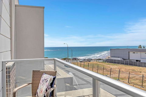 Oceanside At Christies Beach - Contemporary Comfort - Hotel Gold Coast 1