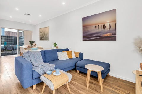 Oceanside At Christies Beach - Contemporary Comfort - Hotel Gold Coast 2