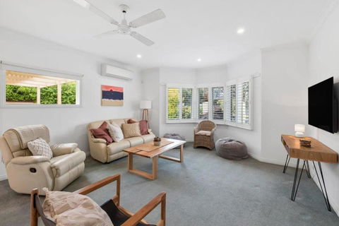 On The Doorstep Of Torquays Cafes And Beaches - Hotel Gold Coast 0