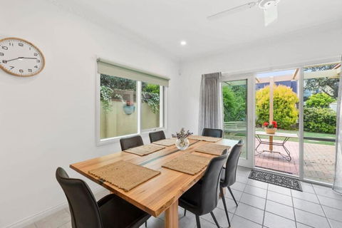 On The Doorstep Of Torquays Cafes And Beaches - Hotel Gold Coast 2