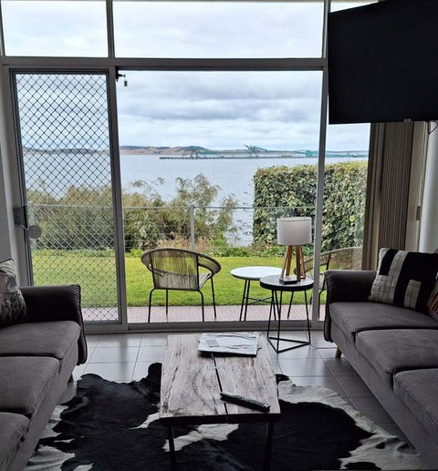 ON THE WATERS EDGE - Hotel Gold Coast 0