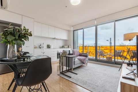 Opposite Union Road Shopping Strip - Hotel Gold Coast 0