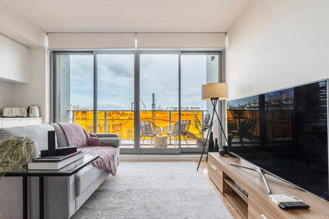 Opposite Union Road Shopping Strip - Hotel Gold Coast 1