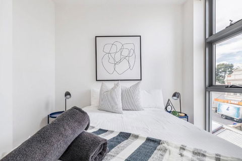 Opposite Union Road Shopping Strip - Hotel Gold Coast 3