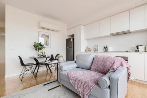 Opposite Union Road Shopping Strip - Hotel Gold Coast 2