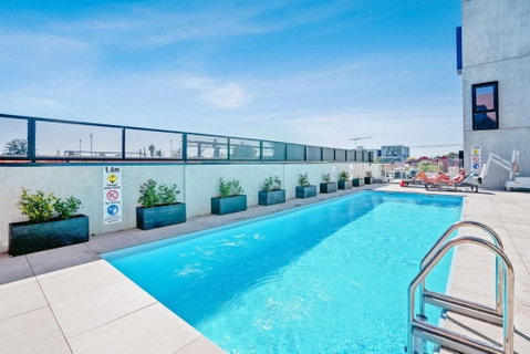 Ovation - New Footscray Apt W Parking & Pool - Hotel Gold Coast 1