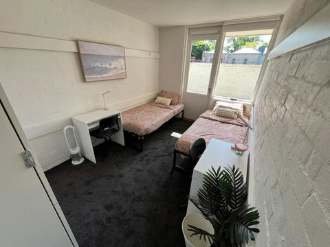 Ozi Village Cardigan - Hotel Gold Coast 1