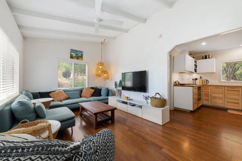 Peaceful And Renovated Original Beach House With Sweeping Views Of Gracetown - Hotel Gold Coast 3