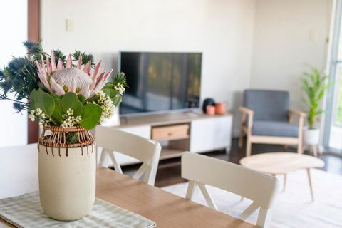 Peaceful Hills Escape: Charming 2-Story Retreat - Hotel Gold Coast 3