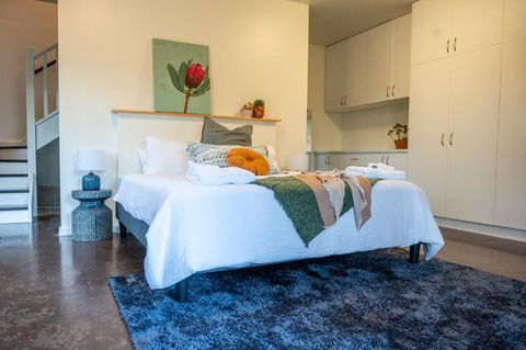 Peaceful Hills Escape: Charming 2-Story Retreat - Hotel Gold Coast 2