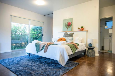 Peaceful Hills Escape: Charming 2-Story Retreat - Hotel Gold Coast 0