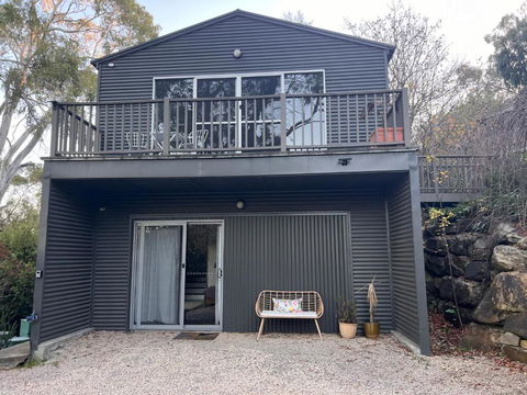 Peaceful Hills Escape: Charming 2-Story Retreat - Hotel Gold Coast 1
