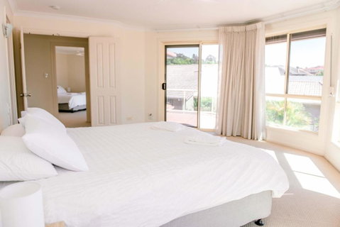 Peaceful Waterfront Home - Hotel Gold Coast 3