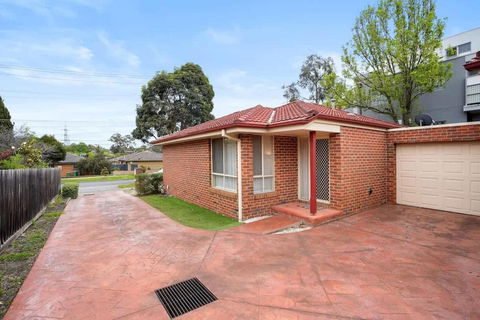 Perfectly Located Townhouse In Heart Of Ringwood - Hotel Gold Coast 0