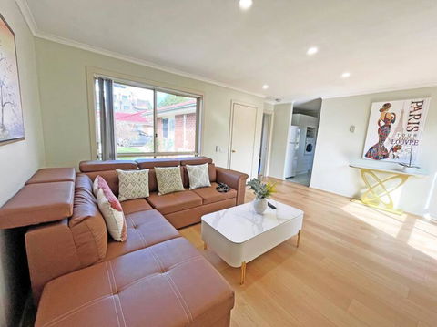 Pet-Friendly Retreat 2BR Ringwood Prime Location - Hotel Gold Coast 3