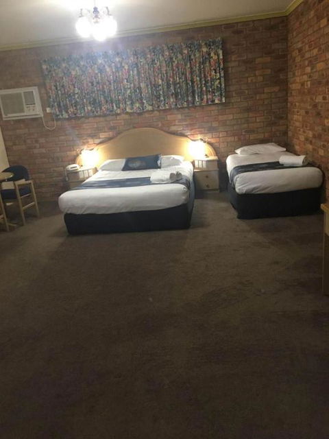 Pines Country Club Motor Inn - Hotel Gold Coast 3