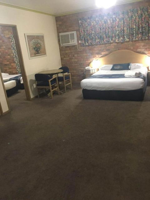 Pines Country Club Motor Inn - Hotel Gold Coast 2