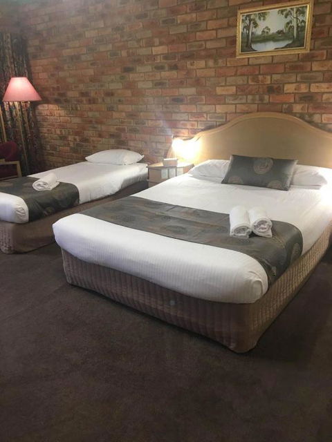 Pines Country Club Motor Inn - Hotel Gold Coast 0