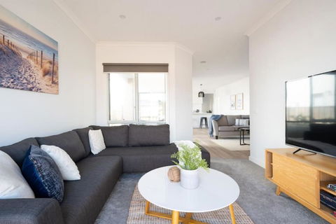 PIPER Modern Home Walk To Beach Shops Parks - Hotel Gold Coast 2