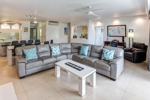 POINCIANA 101 HAMILTON ISLAND CENTRALLY LOCATED 3 BEDROOM, Plus BUGGY!! - Hotel Gold Coast 2