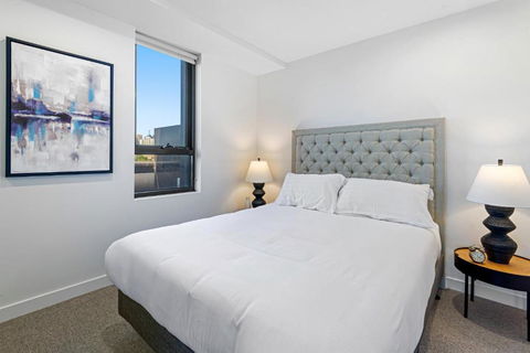 Polished 2-Bed Apartment With Gorgeous City Views - Hotel Gold Coast 1