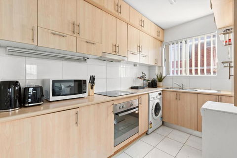 Polished 2-Bed Unit In The Heart Of Parramatta - Hotel Gold Coast 2