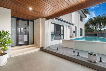 Pool House Hideaway with Hotel Gold Coast