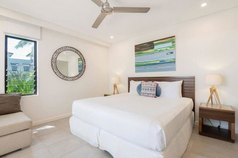 Poolside Relaxation - Resort Retreat With Beach Access - Hotel Gold Coast 2