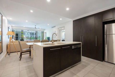 Poolside Relaxation - Resort Retreat With Beach Access - Hotel Gold Coast 3