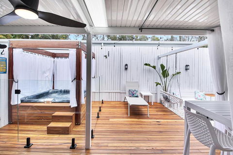 Private Outdoor Spa, Fire Pit - THE RETREAT COOLUM BEACH - Hotel Gold Coast 1
