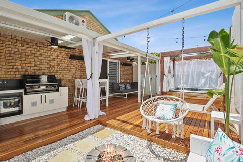 Private Outdoor Spa, Fire Pit - THE RETREAT COOLUM BEACH - Hotel Gold Coast 2