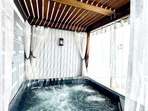 Private Outdoor Spa, Fire Pit - THE RETREAT COOLUM BEACH - Hotel Gold Coast 3