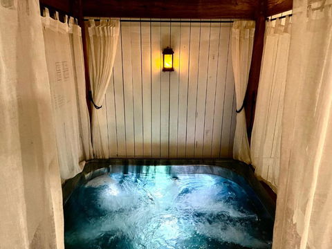 Private Outdoor Spa, Fire Pit - THE RETREAT COOLUM BEACH - Hotel Gold Coast 0