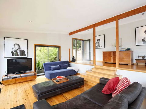 Postcards From The Edge - Hotel Gold Coast 1