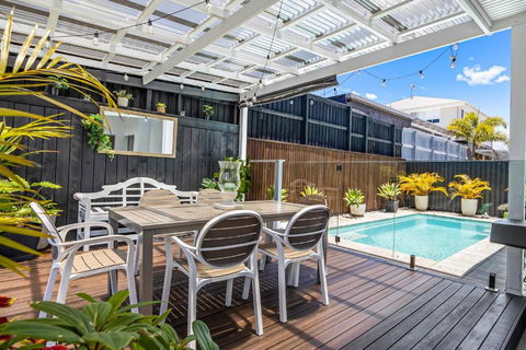 Premium 4-Bed Coastal Escape With BBQ And Pool - Hotel Gold Coast 0
