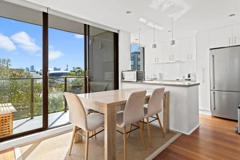 Prime Location 2-Bed Apartment With Parking - Hotel Gold Coast 1
