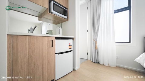 Private Suite With Queen Bed TV - Room 11 - Hotel Gold Coast 2