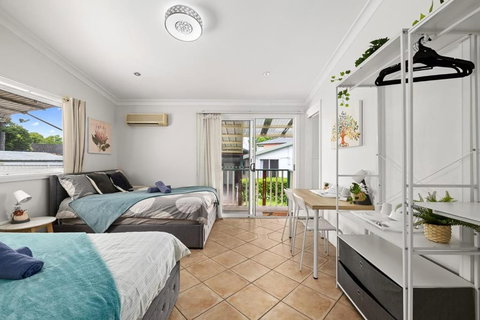 Quadruple Ensuite Room - Nearby Stations & Shops - Hotel Gold Coast 1