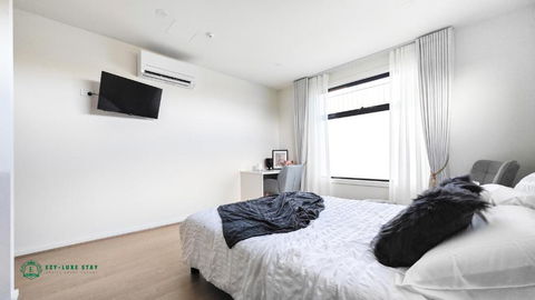 Queen Bed Stylish Suite With TV - Room 12 - Hotel Gold Coast 0