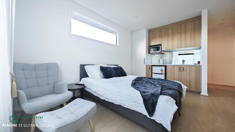 Queen Bed Stylish Suite With TV - Room 12 - Hotel Gold Coast 2