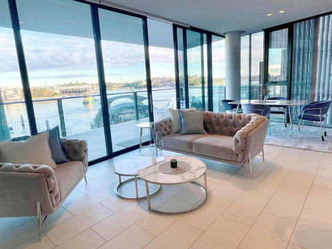 RARE Luxury Waterfront Living - Hotel Gold Coast 0