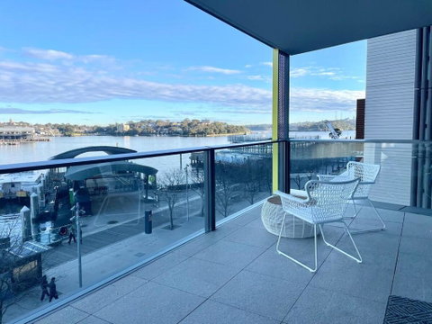 RARE Luxury Waterfront Living - Hotel Gold Coast 1