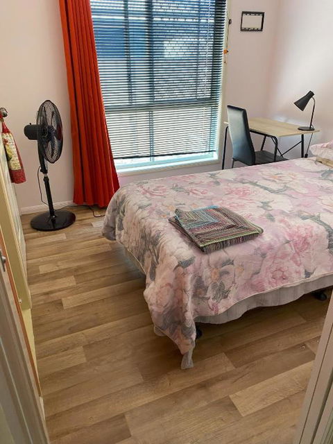 Red Cottage FEMALE ONLY BUDGET STAYS With Bedroom Plus Private Kitchenette Room - Hotel Gold Coast 0