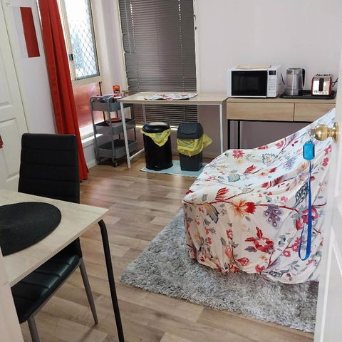 Red Cottage FEMALE ONLY BUDGET STAYS With Bedroom Plus Private Kitchenette Room - Hotel Gold Coast 3