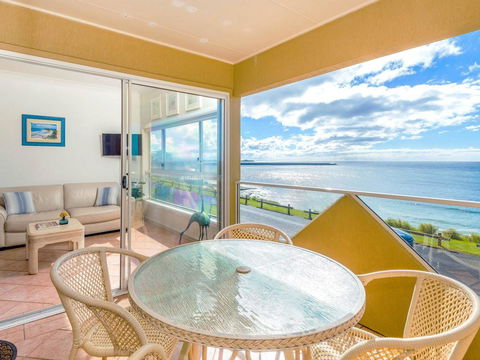 Avalon 1 - Overlooking Beautiful Convent Beach - Hotel Gold Coast 0