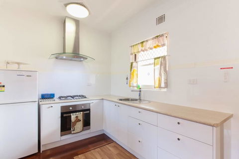 B8 Cafes, Resturants, UWA Close To SCGH - Hotel Gold Coast 2