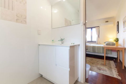B8 Cafes, Resturants, UWA Close To SCGH - Hotel Gold Coast 0